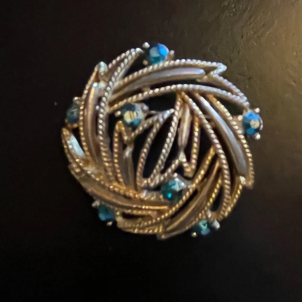 Vintage Gold tone Open Work Blue AB Rhinestone Brooch LISNER